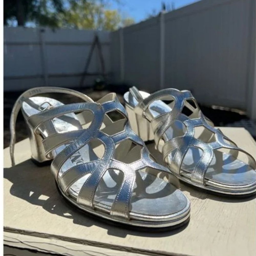 Connie Silver Sandals 7- 7.5 Low Block Heel Vintage 70s 80s Never Worn Silver Pa